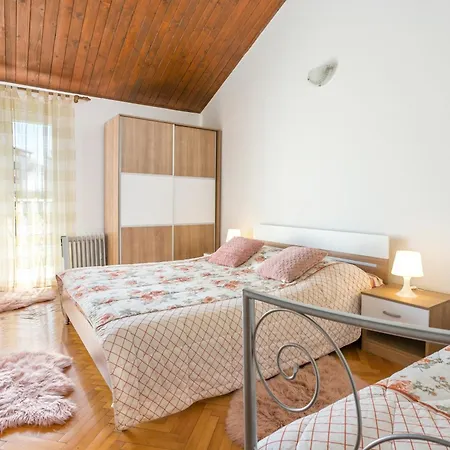 Apartments By The Sea Mirca, Brac - 732 Mirca (Brac)