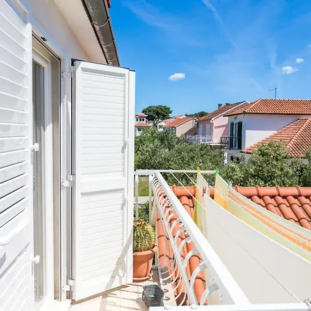 Apartments By The Sea Mirca, Brac - 732 * Mirca (Brac)