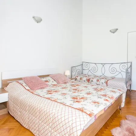 Apartments By The Sea Mirca, Brac - 732 Apartment Mirca (Brac)
